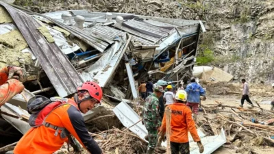 Endonezya’nın Sumatra Adası’nda etkili olan şiddetli yağışlar, sel ve toprak