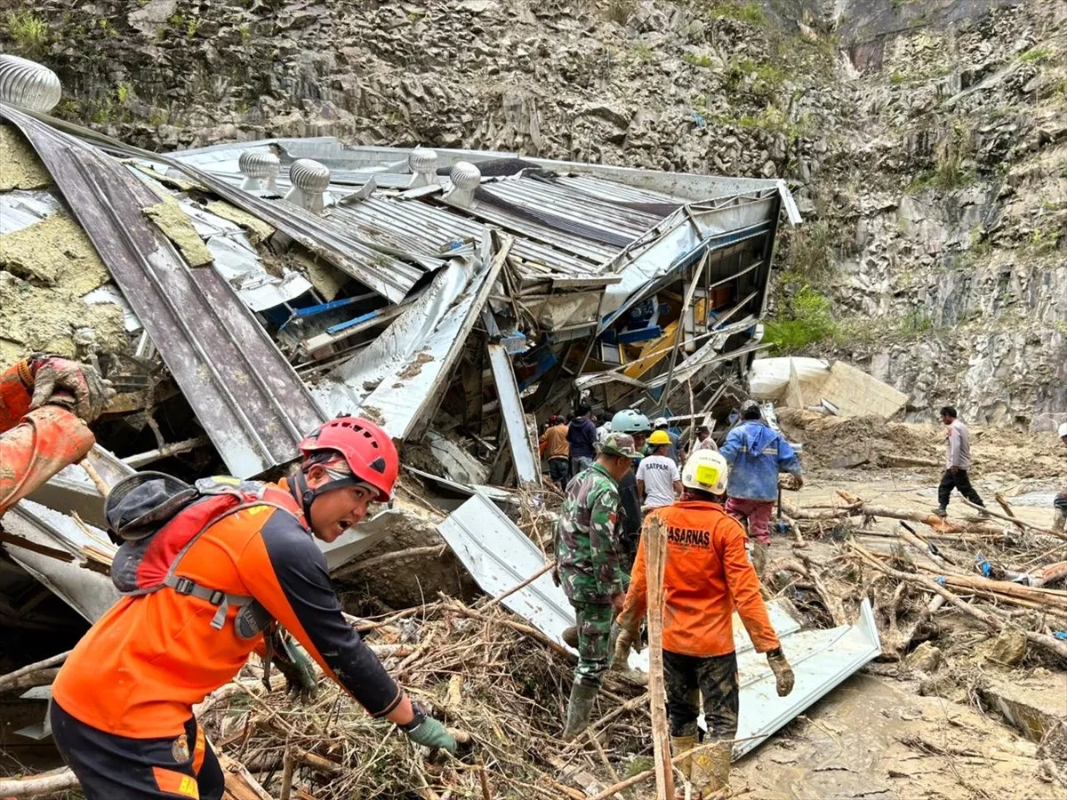 Endonezya’nın Sumatra Adası’nda etkili olan şiddetli yağışlar, sel ve toprak