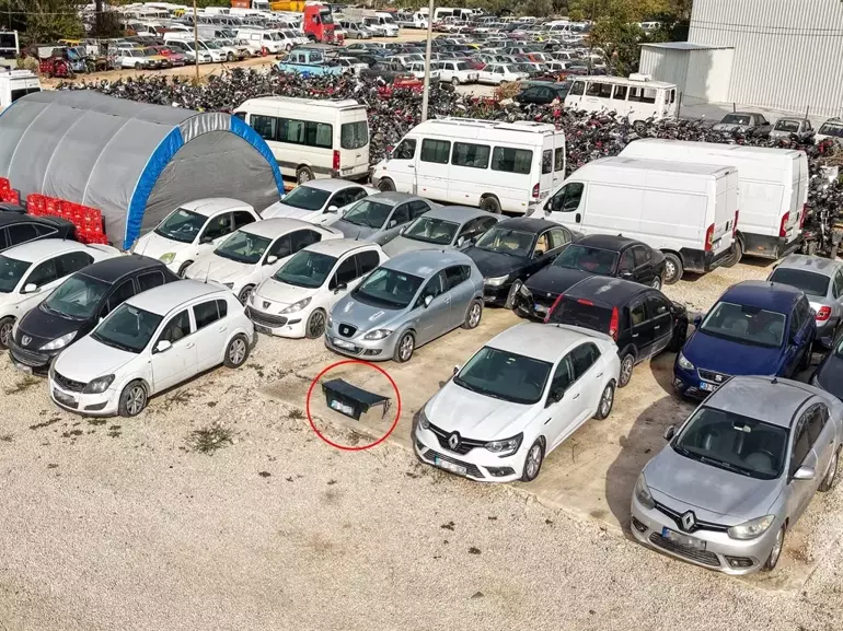 2022 yılında Akdeniz Sanayi Sitesi’nde yapılan uygulamada polis ekipleri, üzerinde