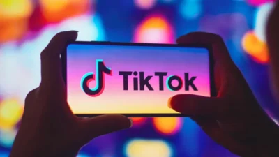 İngiltere’nin Doğu Sussex bölgesinde, TikTok akımı videosu çekmek isteyen bir