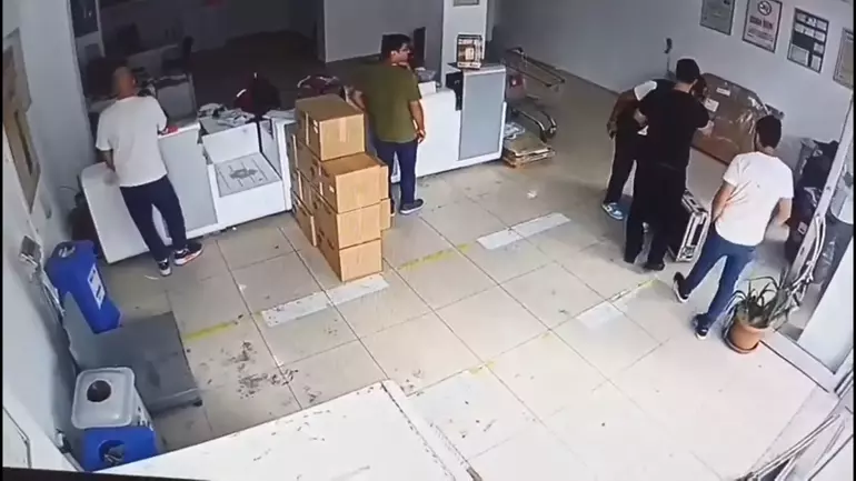 Kendisini kargo çalışanı olarak tanıtarak vatandaşlardan teslimat kodu alan bir