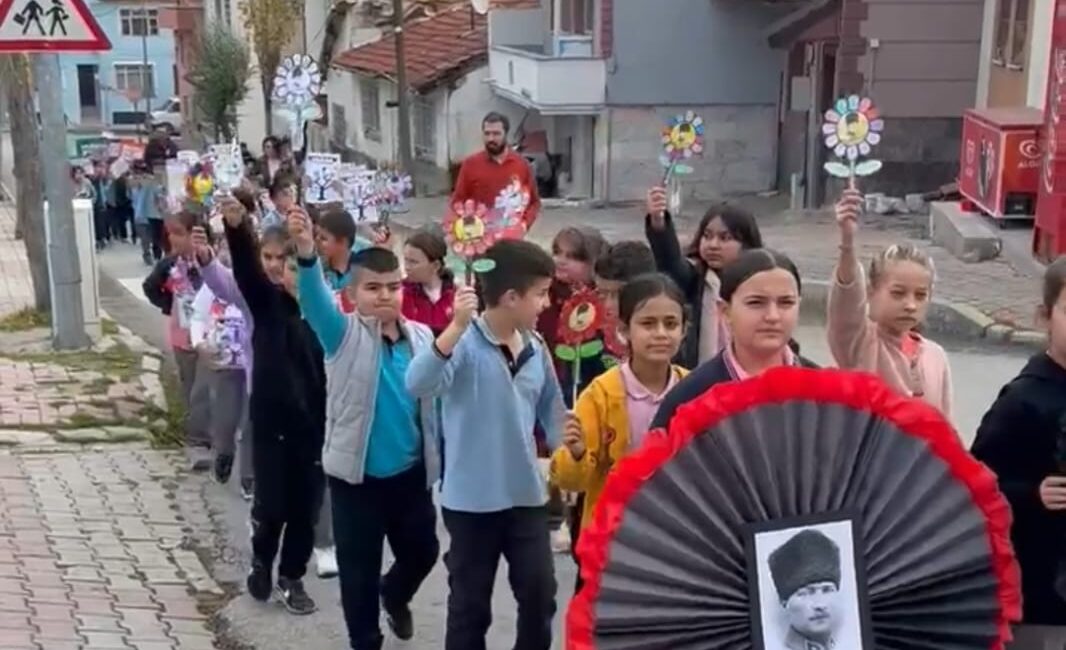Afyonkarahisar Hürriyet İlkokulu öğrencileri ve öğretmenleri, 10 Kasım Atatürk’ü Anma