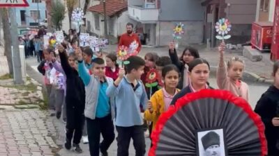 Afyonkarahisar Hürriyet İlkokulu öğrencileri ve öğretmenleri, 10 Kasım Atatürk’ü Anma