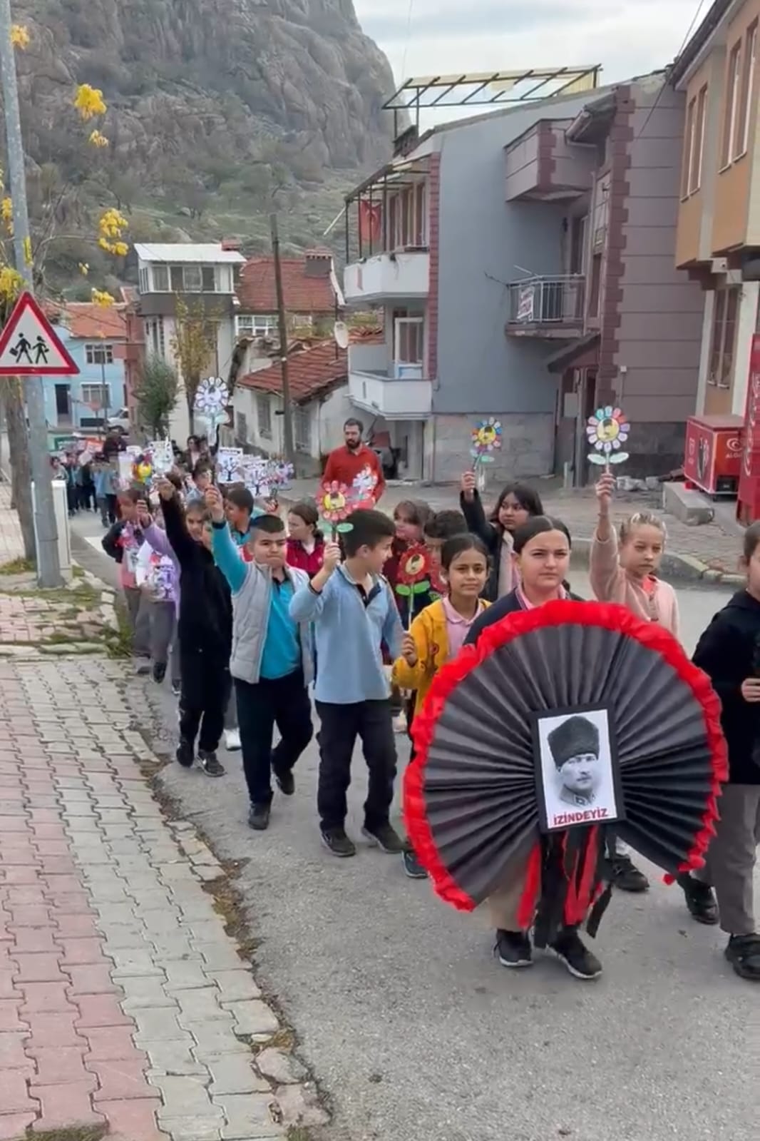 Afyonkarahisar Hürriyet İlkokulu öğrencileri ve öğretmenleri, 10 Kasım Atatürk’ü Anma