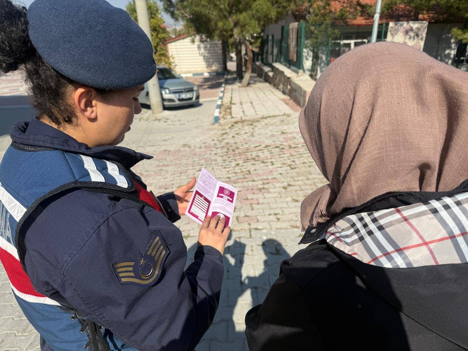 Afyonkarahisar İl Jandarma Komutanlığı, kadına yönelik şiddetle mücadele kapsamında farkındalık