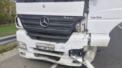 Uşak'ta otomobil ile tırın çarpışması sonucu, otomobil sürücüsü ağır yaralandı.