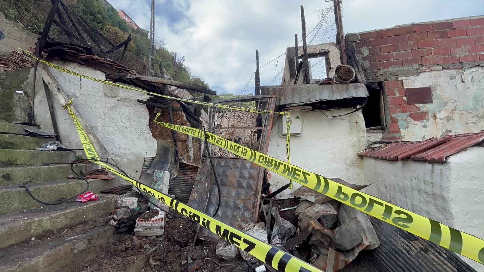 Bursa’da 2 katlı evde başlayan ve 3 eve daha sıçrayan