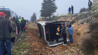 Muğla'nın Menteşe ilçesinde bir yolcu minibüsü şarampole devrildi. Kazada 13
