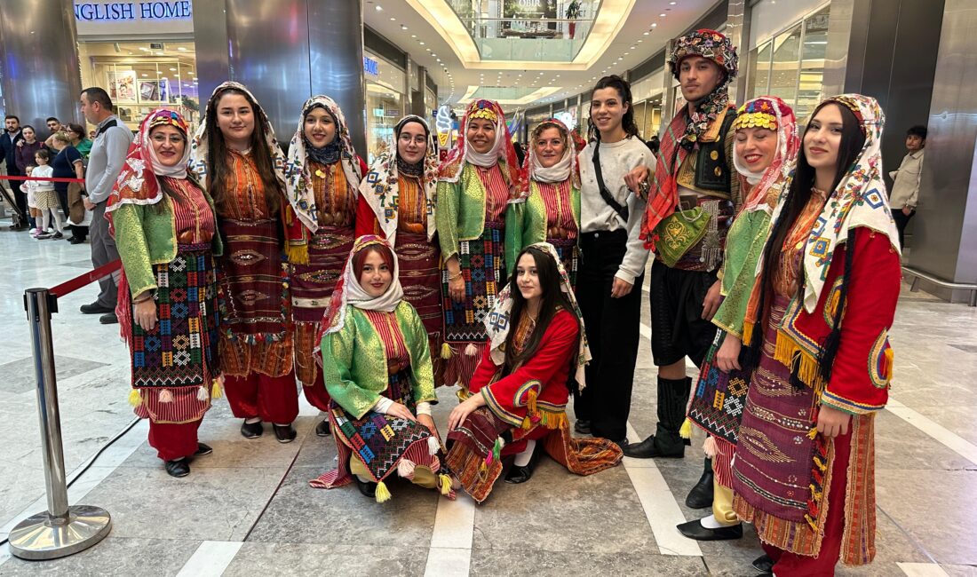 Cumhuriyet Anadolu Lisesi, Öğretmenler Günü dolayısıyla Afyonkarahisar’daki bir alışveriş merkezinde
