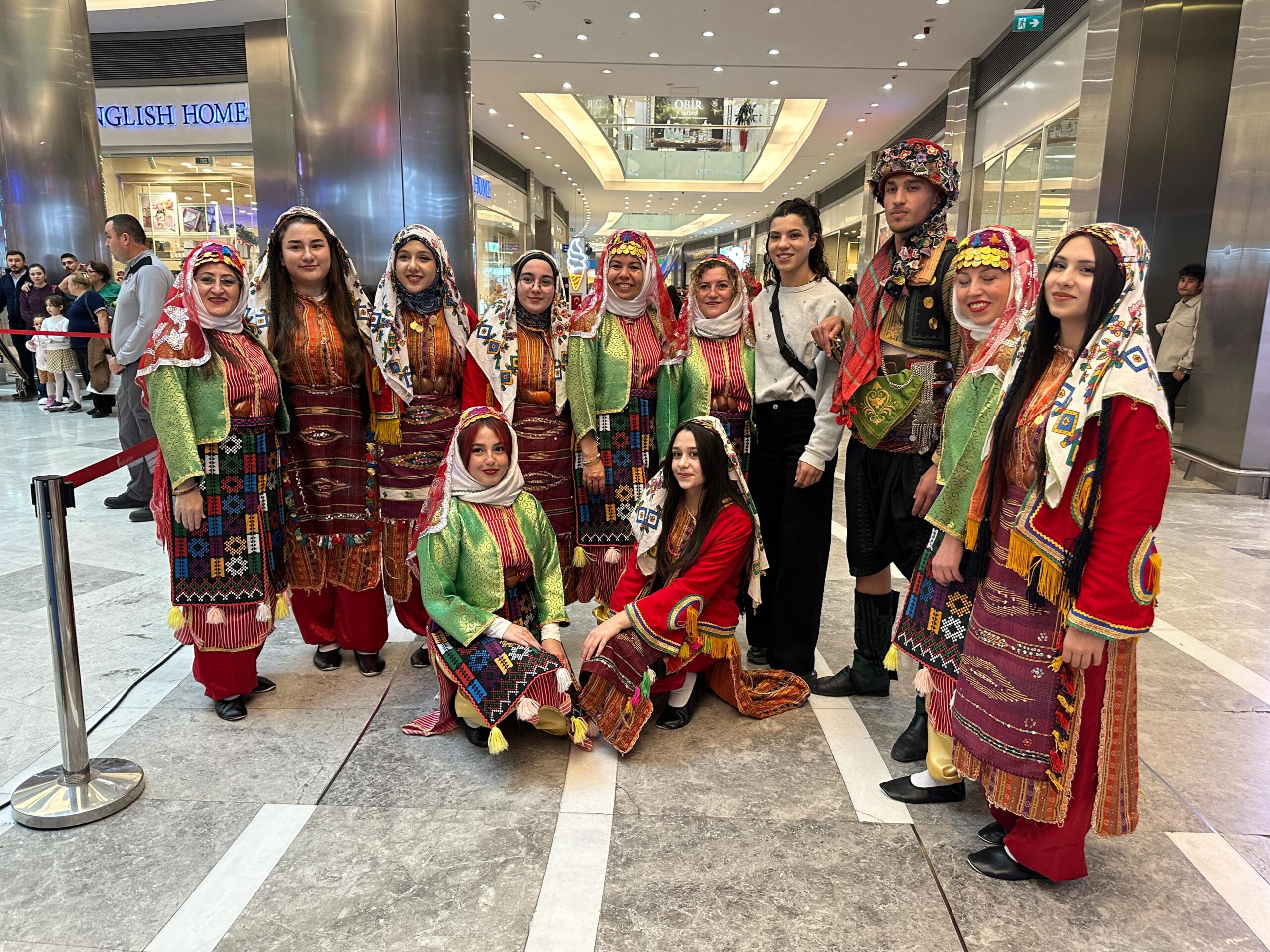 Cumhuriyet Anadolu Lisesi, Öğretmenler Günü dolayısıyla Afyonkarahisar’daki bir alışveriş merkezinde