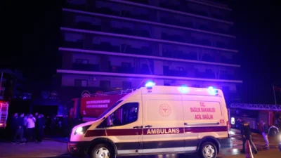 Hatay'ın Belen ilçesinde bir oto galeride başlayan yangın kısa sürede