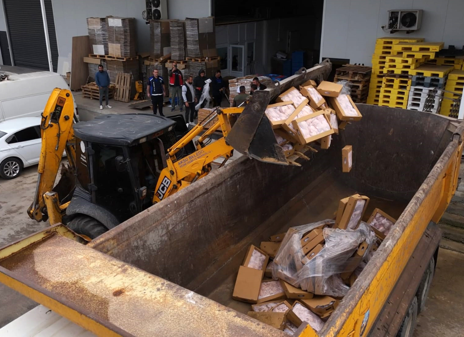 Antalya’nın Aksu ilçesinde yapılan denetimlerde, son kullanma tarihi geçmiş yaklaşık