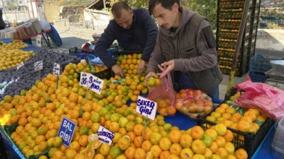 Eskişehir’deki pazar tezgahlarında kış aylarının vazgeçilmezi olan mandalina, bu sezon