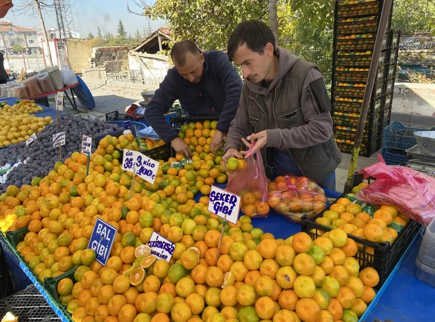 Eskişehir’deki pazar tezgahlarında kış aylarının vazgeçilmezi olan mandalina, bu sezon