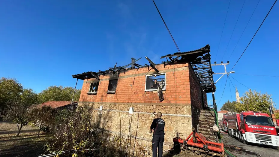 Burdur’un Günalan köyünde 2 katlı bir evde prizde unutulan elektrikli