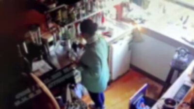 Bir kafede sipariş edilen kahvenin bulaşık deterjanıyla hazırlanması sonucu 26