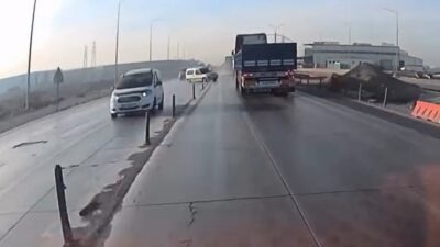 Kontrolden çıkan hafif ticari araç, karşı yönden gelen tırla çarpıştı.