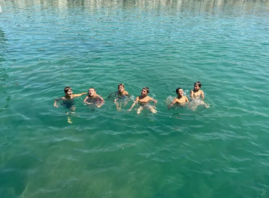 Yaz aylarında Van Gölü’nün sodalı suyunda sıkça yüzdükleri için saçları