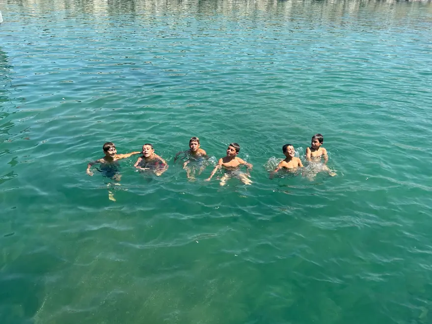 Yaz aylarında Van Gölü’nün sodalı suyunda sıkça yüzdükleri için saçları