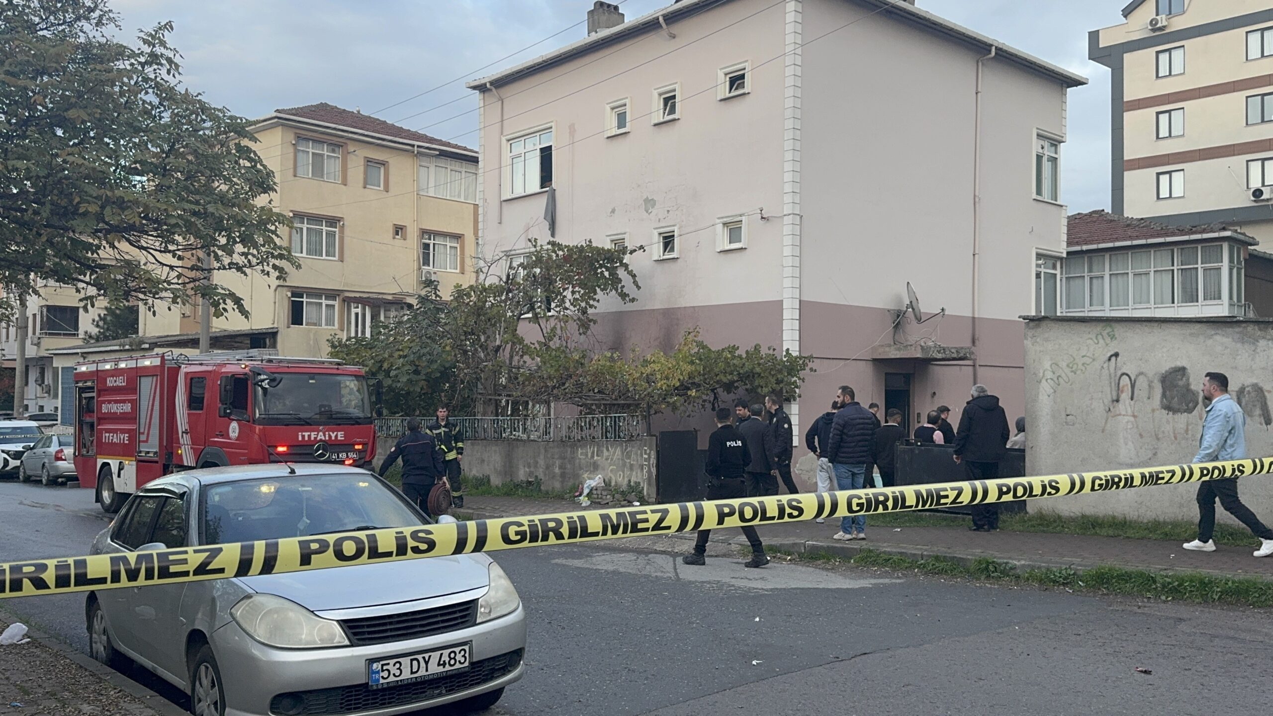 Bir pansiyonda alacak nedeniyle çıkan tartışma büyüyerek yangına dönüştü. İşçilerin