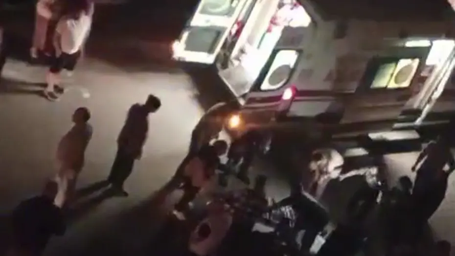 Ordu Ünye’de bir öğretmen apartman önünde bıçaklı saldırıya uğrayarak yaralandı.