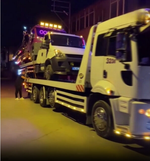  Sakarya'nın Erenler ilçesinde üç çekiciyi üst üste yükleyerek şov