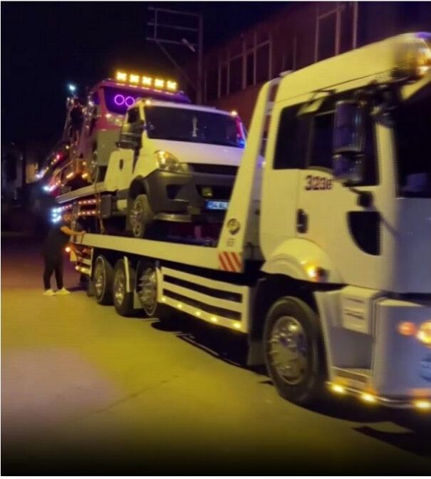  Sakarya'nın Erenler ilçesinde üç çekiciyi üst üste yükleyerek şov