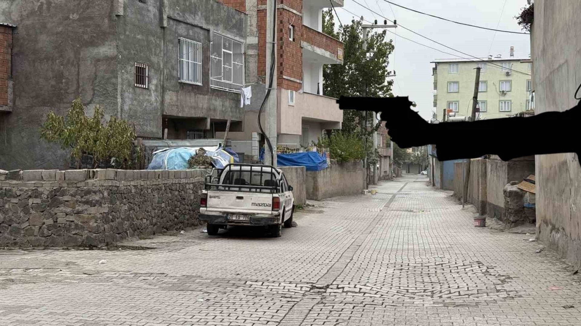 Diyarbakır’ın Kayapınar ilçesinde halı saha dönüşü otomobile silahlı saldırı düzenlendi.