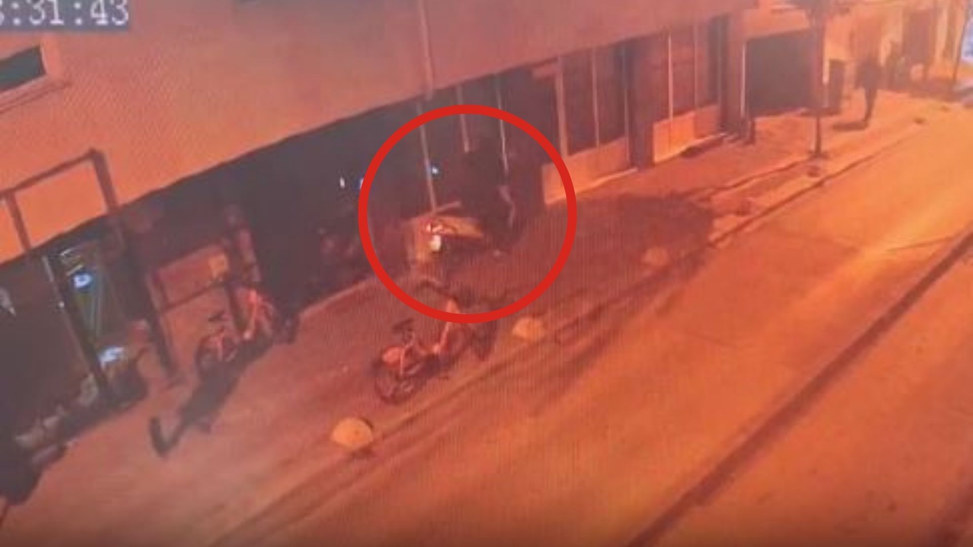 Bakkala girmek için park edilen motosiklet, kontak anahtarı üzerinde unutulunca