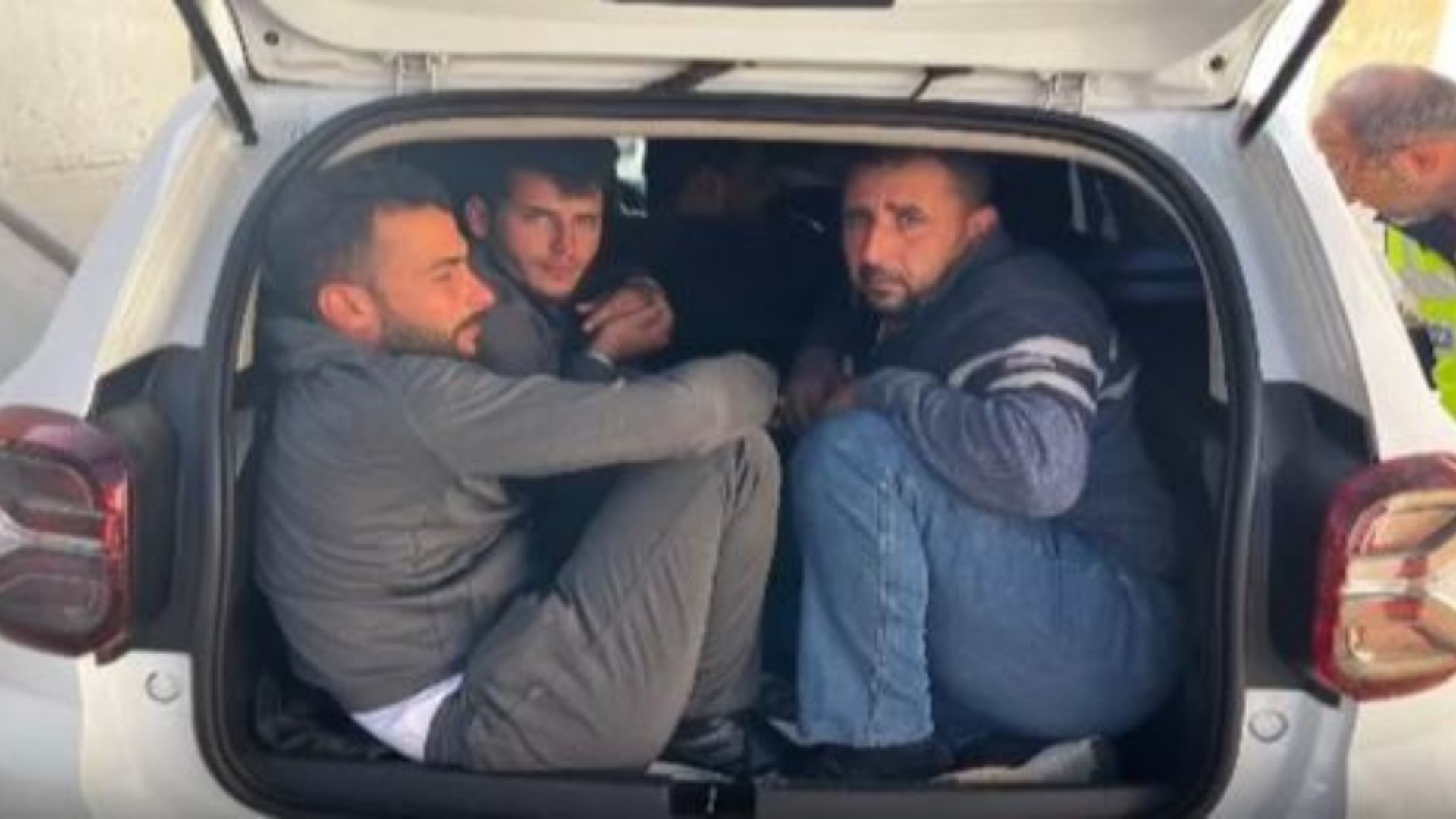 Göçmen kaçakçılığı operasyonunda iki araçta tıka basa doldurulan 12 göçmen