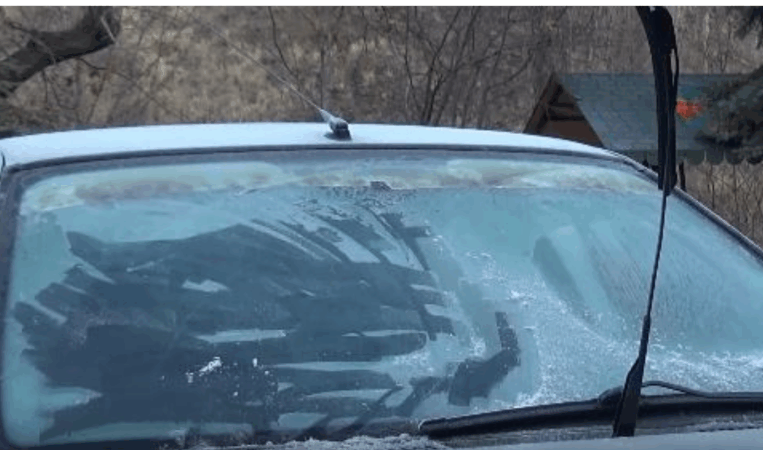 Kars’ta sıcaklıkların sıfırın altına düşmesiyle araç camları buz tuttu, yollar