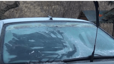 Kars’ta sıcaklıkların sıfırın altına düşmesiyle araç camları buz tuttu, yollar