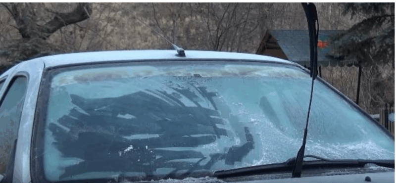 Kars’ta sıcaklıkların sıfırın altına düşmesiyle araç camları buz tuttu, yollar