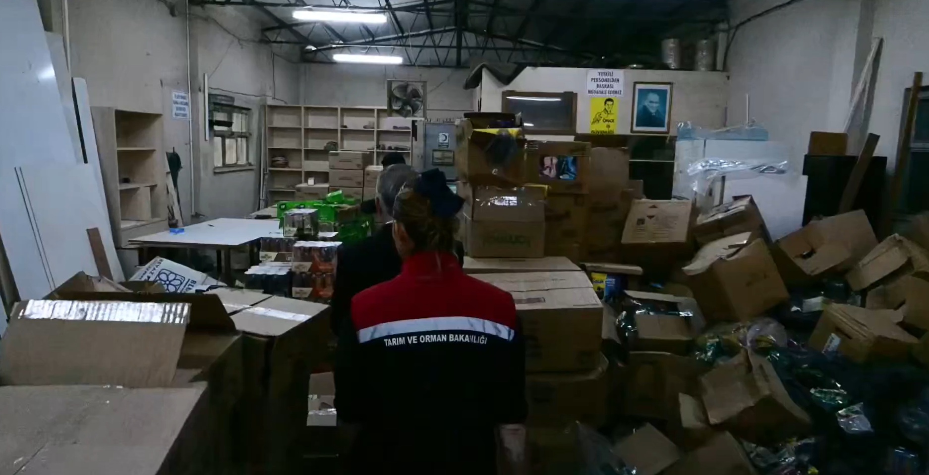 İzmir’de sağlıksız koşullarda depolanan ve son tüketim tarihi geçmiş yaklaşık