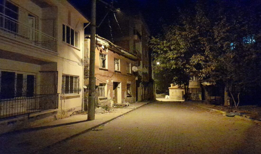 Balıkesir Sındırgı'da Geceden bu yana meydana gelen 4,9 ve ardından