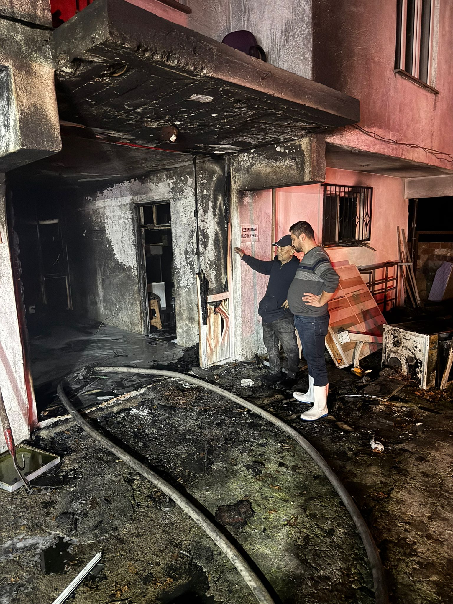 Balıkesir'de gece saatlerinde bir tavuk çiftliğinde çıkan yangın kısa sürede