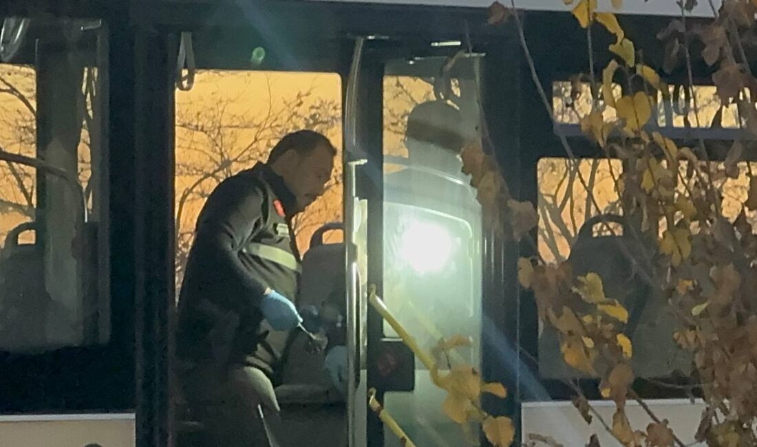 Belediye otobüsünde "yan bakma" meselesi yüzünden çıkan tartışmada bıçaklanan 21