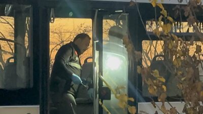 Belediye otobüsünde "yan bakma" meselesi yüzünden çıkan tartışmada bıçaklanan 21