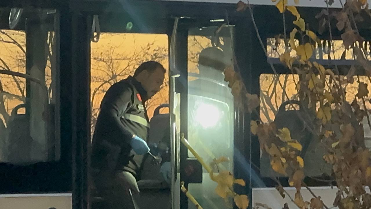 Belediye otobüsünde "yan bakma" meselesi yüzünden çıkan tartışmada bıçaklanan 21