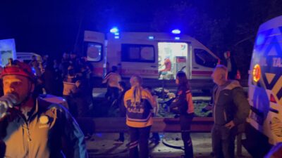 Gece saatlerinde bir otomobil ile dört servis minibüsünün karıştığı zincirleme