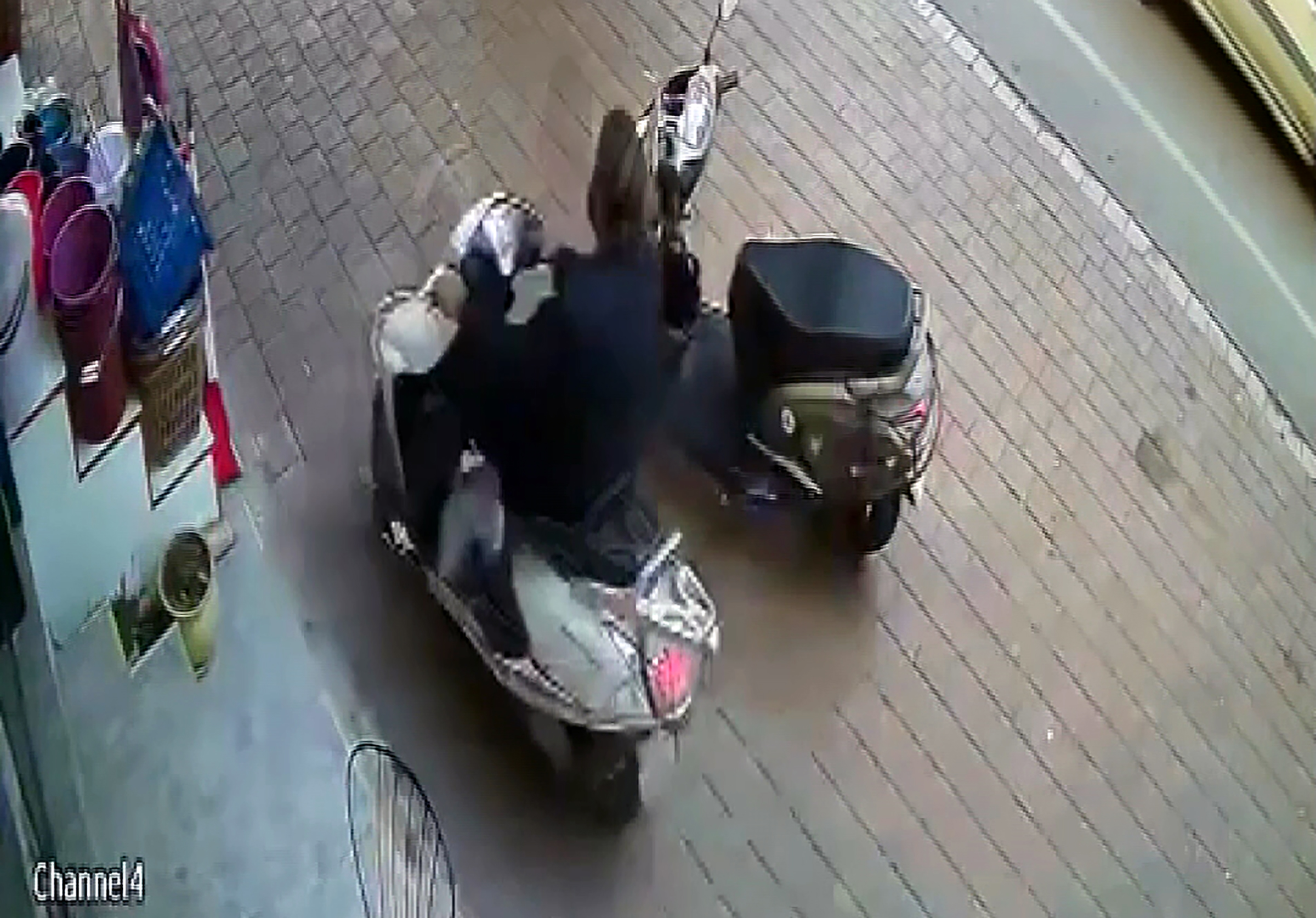 Çalıntı motosikletle tekel bayiye dalan Fehmi Celal A., kasayı kucaklayıp