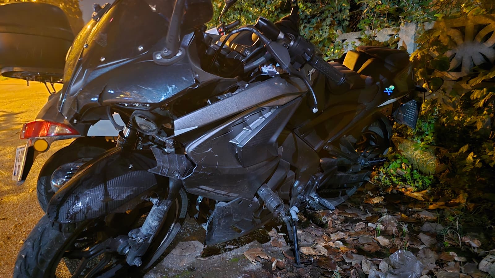 Sola dönüş manevrası yapan otomobille çarpışan motosikletteki iki kişi metrelerce