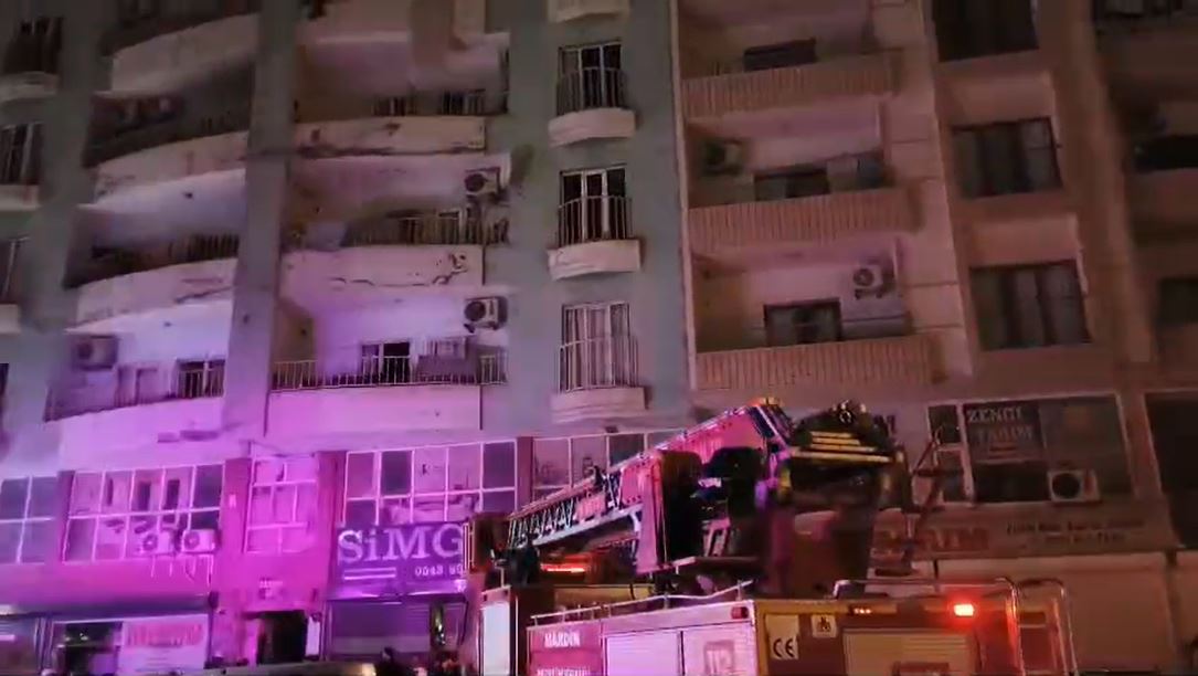 Mardin’in Kızıltepe ilçesinde bir apartman dairesinde çıkan yangında 1’i çocuk