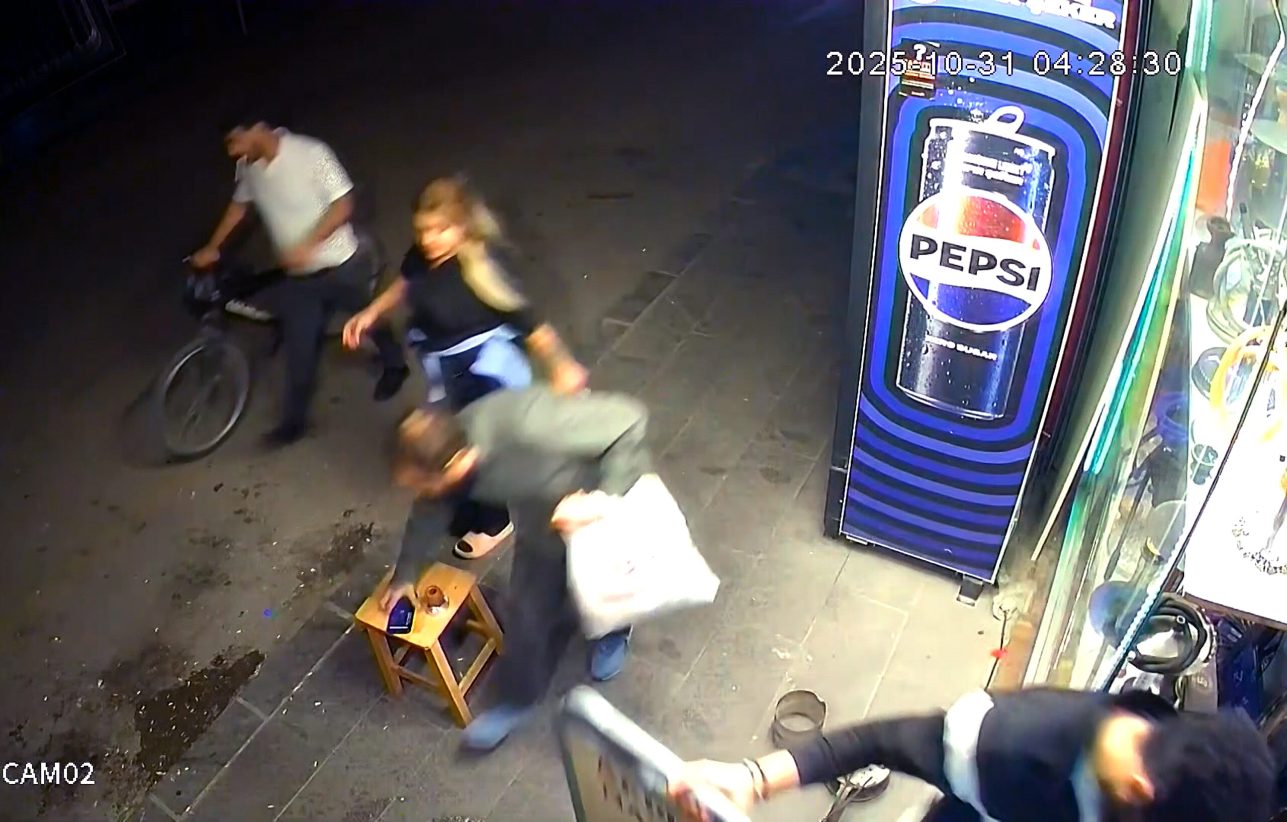 Adana’da kaldırımda yürürken esnafın taburesinde gördüğü cep telefonunu çalan Yusuf