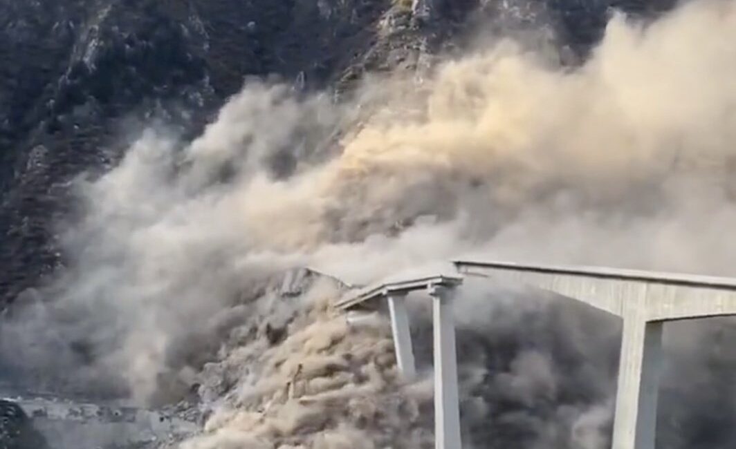Çin’in Sichuan eyaletinde açılışı bu yıl yapılan Hongqi Köprüsü’nde kısmi