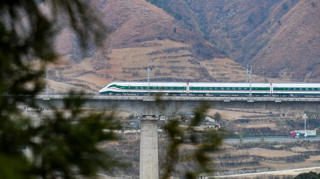 Çin’in Yunnan eyaletinde test treninin raylarda çalışan işçilere çarpması sonucu