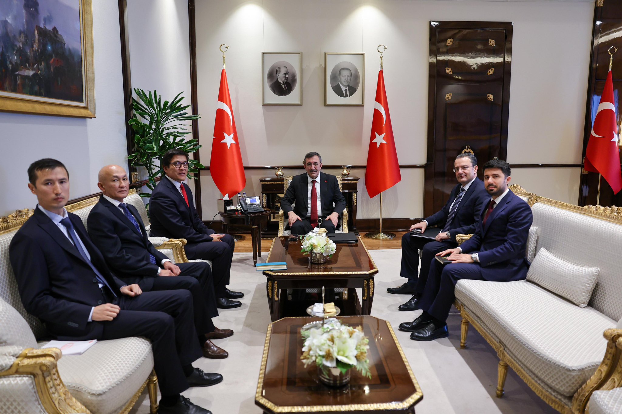 Cumhurbaşkanı Yardımcısı Cevdet Yılmaz, Kırgızistan Bakanlar Kurulu Başkan Yardımcısı Edil