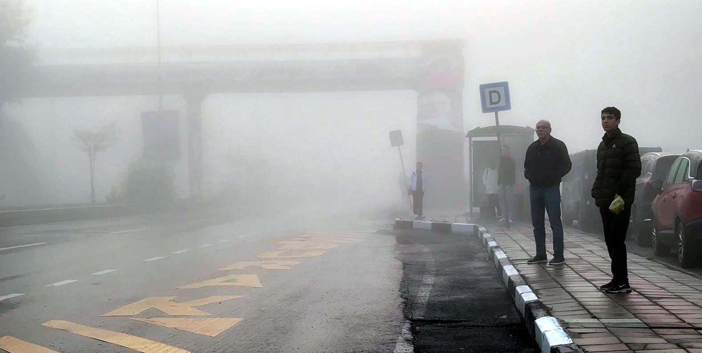 Tekirdağ Çorlu'da sabah saatlerinde başlayan sis, görüş mesafesini 50 metrenin