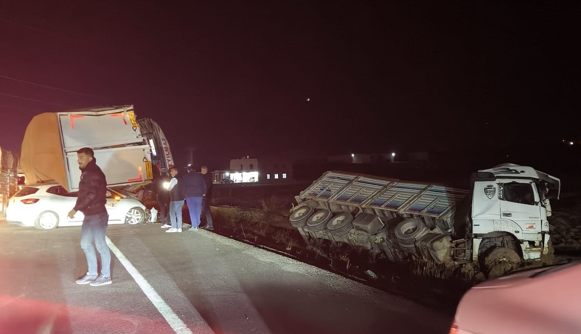 Diyarbakır’da 5 aracın karıştığı zincirleme kazada bir aileden 4 kişi