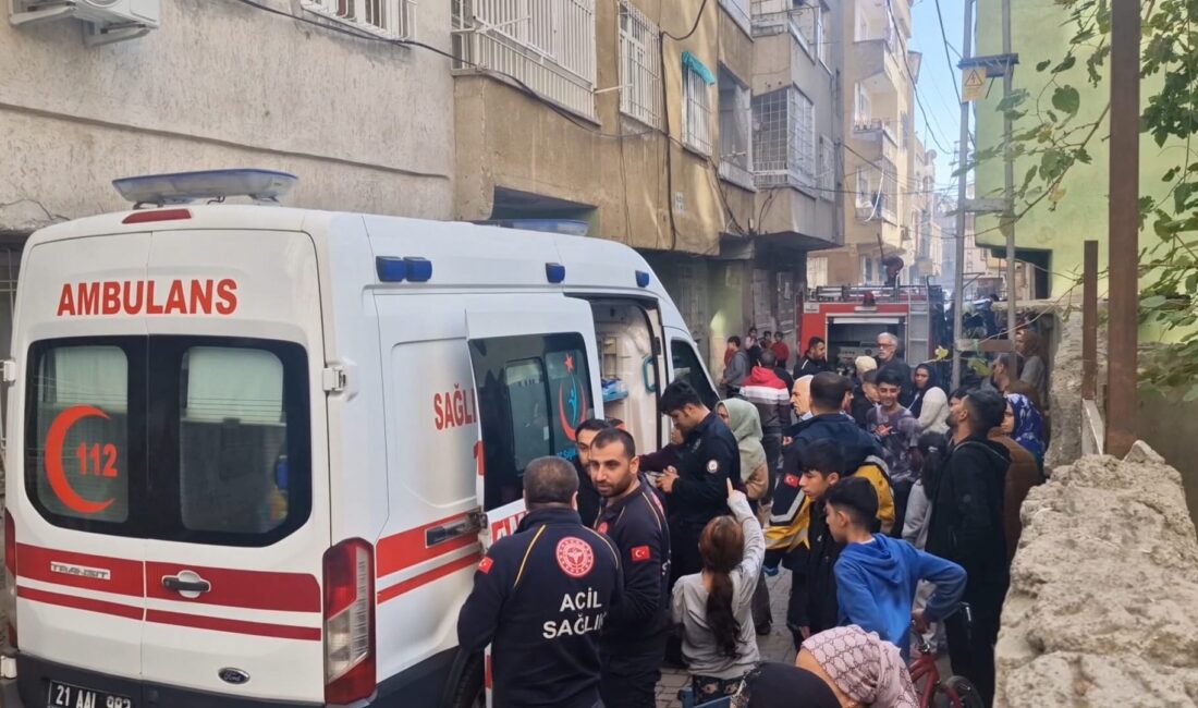 Diyarbakır Bağlar’da 5 katlı apartmanın üst katında çıkan yangında 13